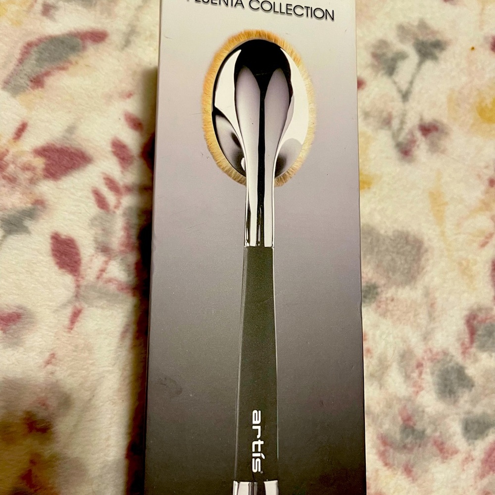 New Artis Fluenta Collection Oval 8 brush